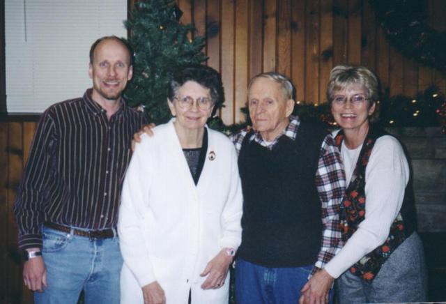 2002/12(Dec)/05(Christmas-SD)/640x480_2002-12-22Mom&MarciDan& Dad.JPG